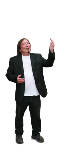 Spieler der Theatergruppe Hinterbrühl winkt